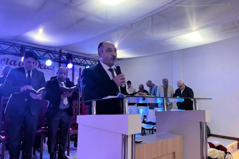 Dai graças ao Senhor, porque ele é bom; o seu amor dura para sempre